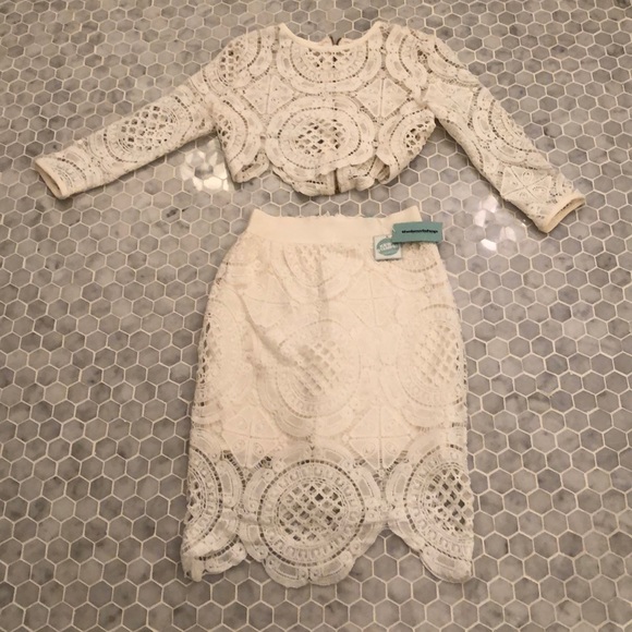 New!Kewl 2 piece Bandage Body-con set.White lace overlay crop top matching skirt - Picture 2 of 7